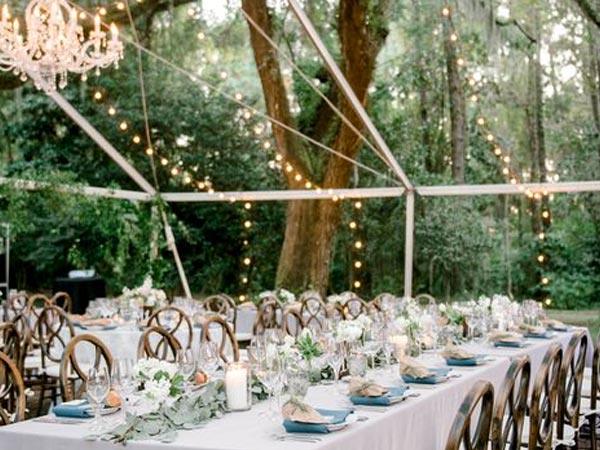 13 Trendy Acrylic or Lucite Wedding Decor Ideas for Modern Bride