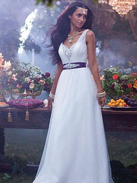 15 Jasmine Disney Fairy Tale Wedding Ideas Full of Gorgeous Details | Clear Wedding Invites