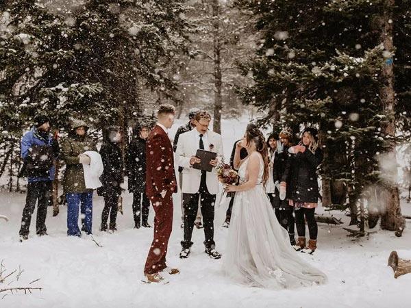 Romantic Snowflake for a Perfect Winter Wedding