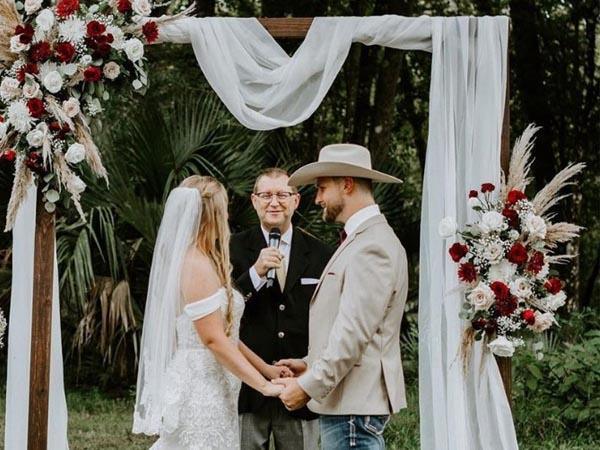 5 Trendy Wedding Arch and Arbor Ideas for Micro-wedding | Clear Wedding Invites