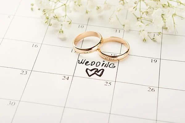 8 Ideas to Get Your Guy Involved in Wedding Planning | Clear Wedding Invites