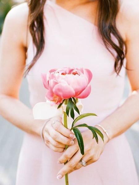 Budget-friendly Wedding Bouquets with Single Flower Ideas | Clear Wedding Invites