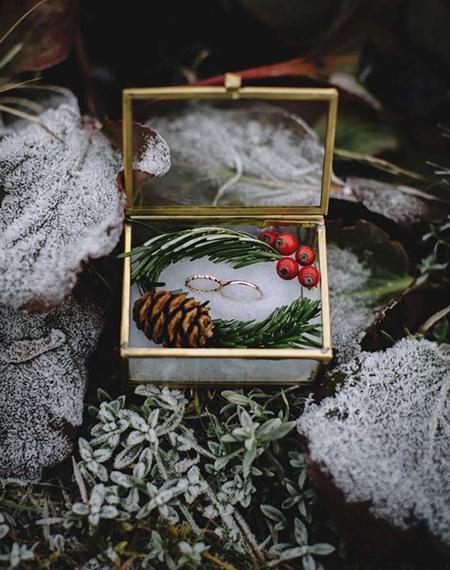 Christmas Inspired Red & Green Wedding Ideas with Wedding Invites | Clear Wedding Invites