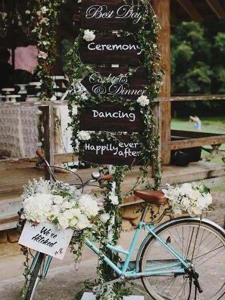 Trendy Bicycle Wedding Ideas to Add a Romantic Touch | Clear Wedding Invites