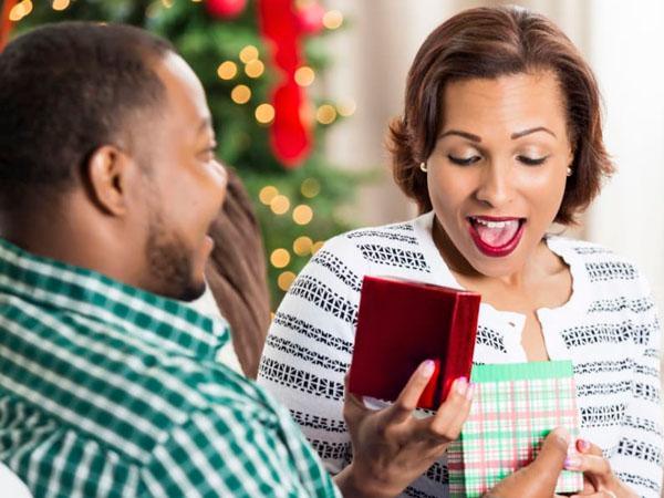 Wedding Anniversary Gifts to Impress Your Loved Ones | Clear Wedding Invites